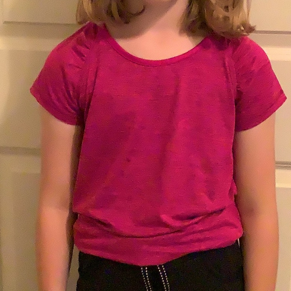 Kid energetic shirt with cut in the back